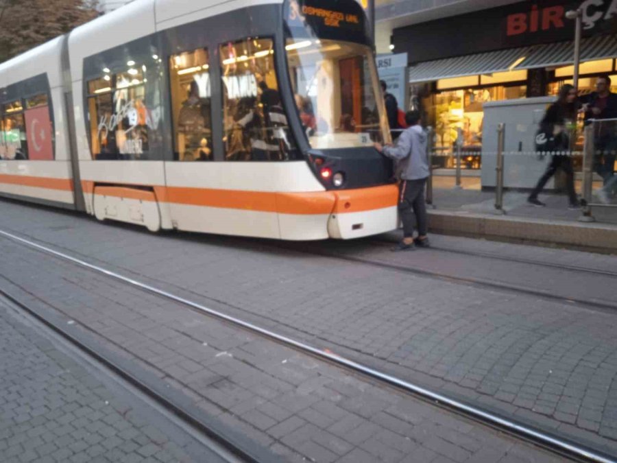 Eskişehir’de Bir Çocuğun Tramvaya Tutunma Çabası Hayret Ettirdi