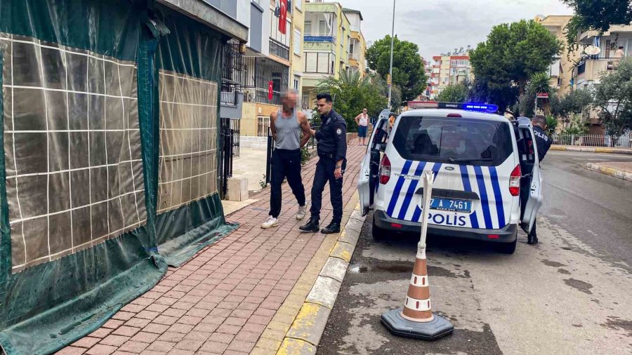 Polise Çöp Konteynerinde Didik Didik Silah Arattı, Çıkmayınca Polis Arabasından İnerek Kendi Elleriyle Teslim Etti