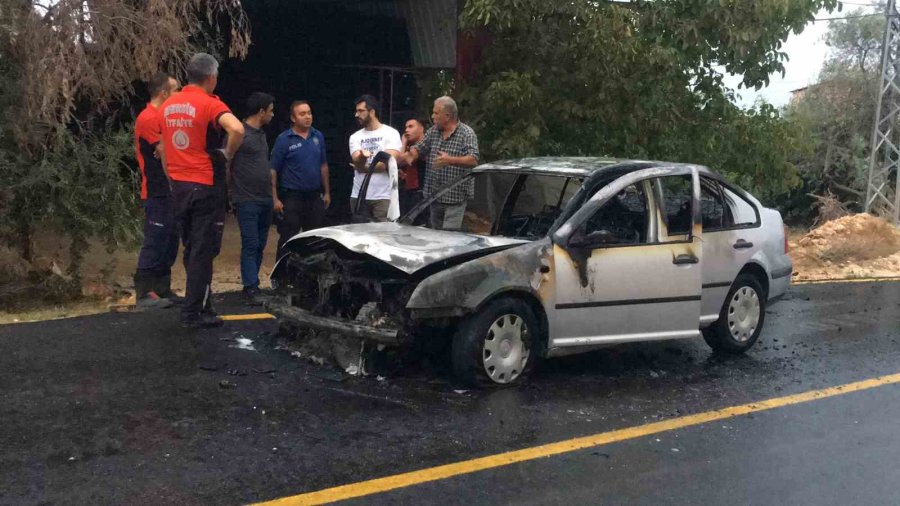 Seyir Halindeki Otomobil Alev Alev Yandı