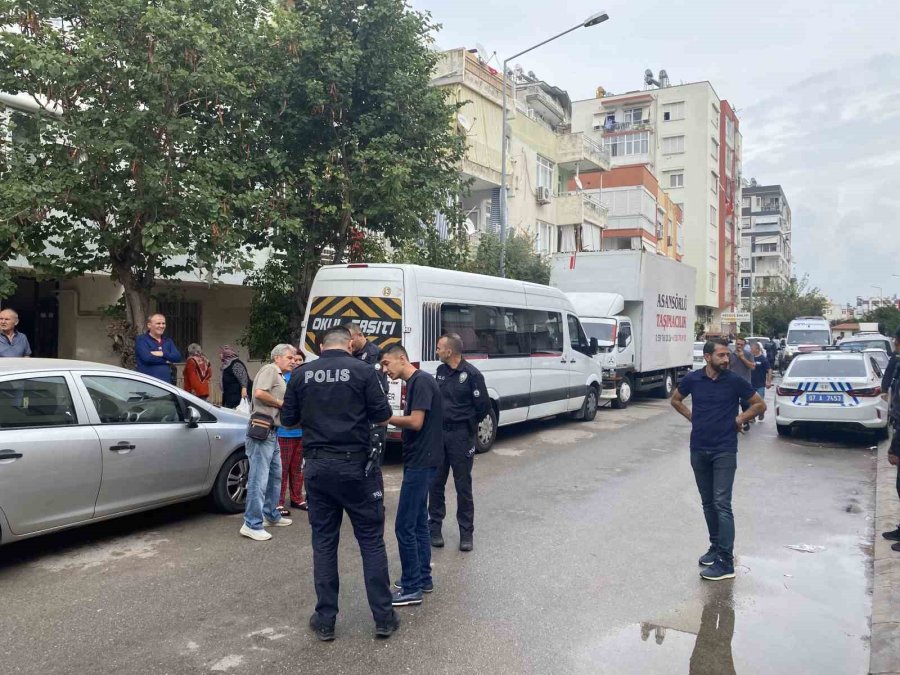 Polise Çöp Konteynerinde Didik Didik Silah Arattı, Çıkmayınca Polis Arabasından İnerek Kendi Elleriyle Teslim Etti