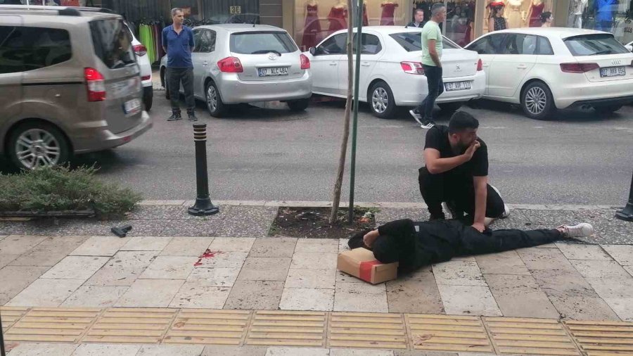 Belindeki Silah Yürürken Ateş Alınca Yere Yığıldı, O Anlar Kamerada