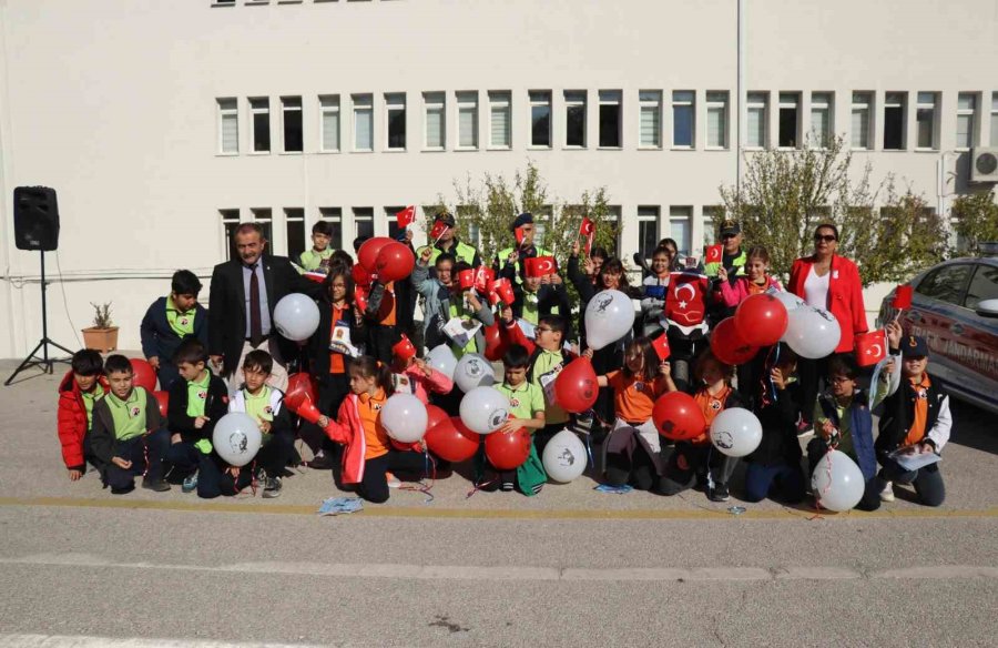 İlk Ve Ortaokul Öğrencileri İl Jandarma Komutanlığı’nda Cumhuriyet Bayramı Kutladı