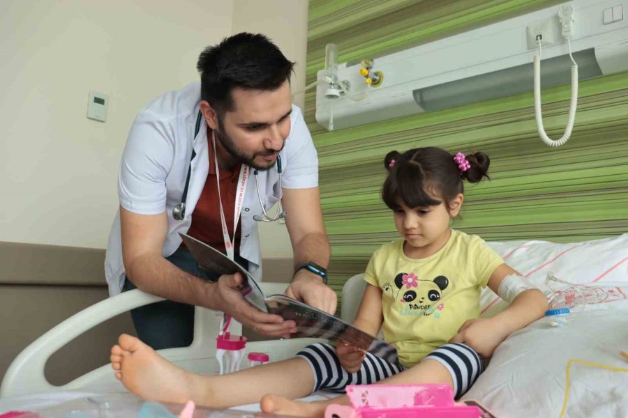 Çocuk Doktoru Yazdığı Hikaye Kitabını Servis Servis Gezerek Çocuklara Okuyor