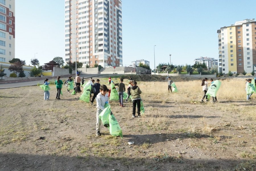 Bahçelievler’de Belediye Ve Öğrenciler Çöp Topladı