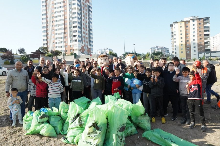 Bahçelievler’de Belediye Ve Öğrenciler Çöp Topladı