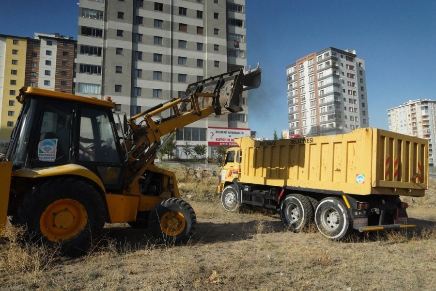 Bahçelievler’de Belediye Ve Öğrenciler Çöp Topladı