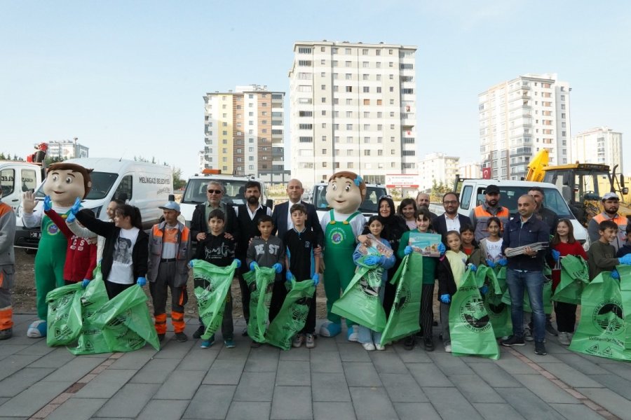 Bahçelievler’de Belediye Ve Öğrenciler Çöp Topladı