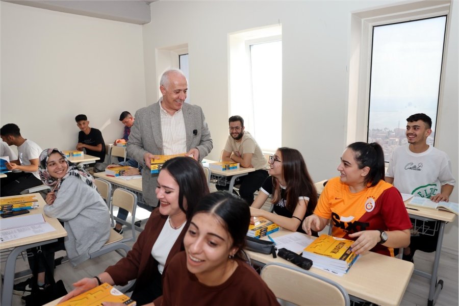 Akdeniz Belediyesinden Üniversite Sınavına Hazırlanan Gençlere Kaynak Kitap Desteği