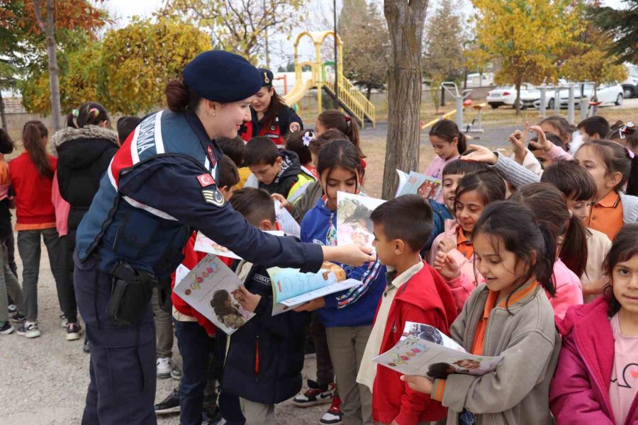 Jandarma Ekiplerinden İlkokul Ve Huzurevi Ziyareti