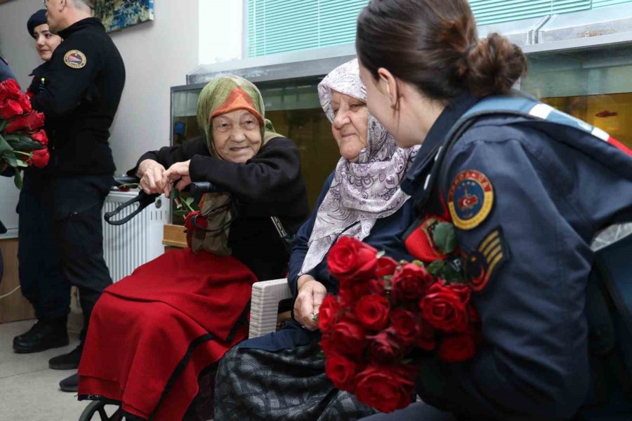 Jandarma Ekiplerinden İlkokul Ve Huzurevi Ziyareti