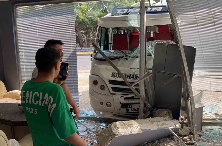 Minibüsün Çarptığı Minibüs Düğün Salonuna Girdi: O Anlar Kamerada