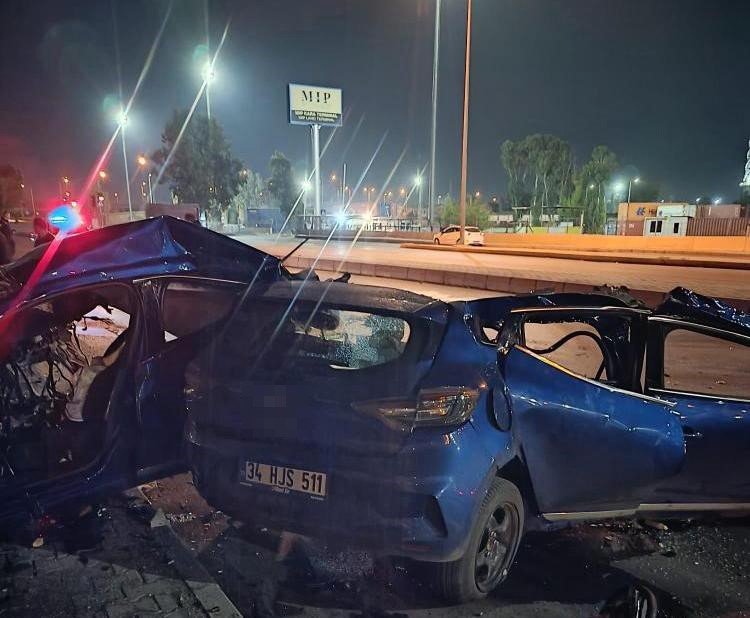 Trafik Levhası Direğine Çarpan Otomobil Kağıt Gibi Yırtıldı, Sürücü Öldü