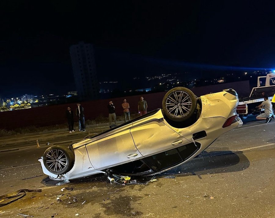 Trafik Levhası Direğine Çarpan Otomobil Kağıt Gibi Yırtıldı, Sürücü Öldü