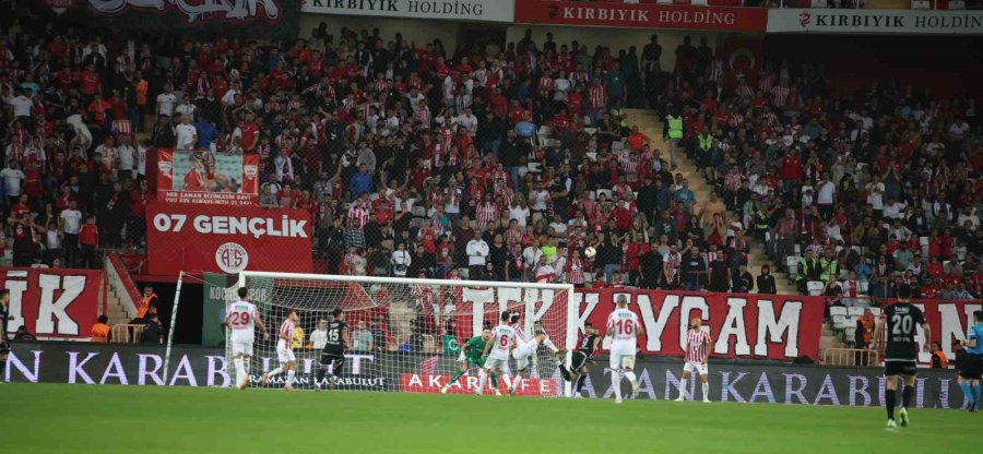 Trendyol Süper Lig: Antalyaspor: 0 - Beşiktaş: 0 (maç Devam Ediyor)