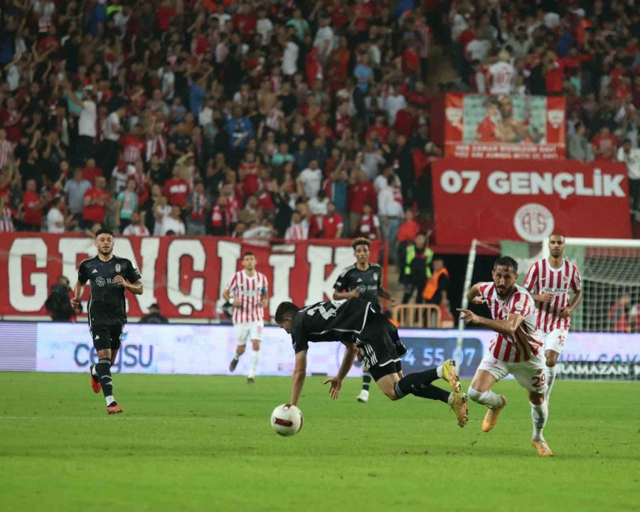 Trendyol Süper Lig: Antalyaspor: 0 - Beşiktaş: 1 (ilk Yarı)