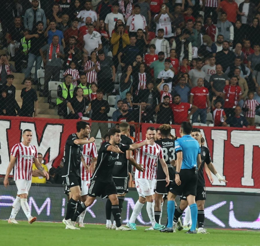 Trendyol Süper Lig: Antalyaspor: 0 - Beşiktaş: 1 (ilk Yarı)