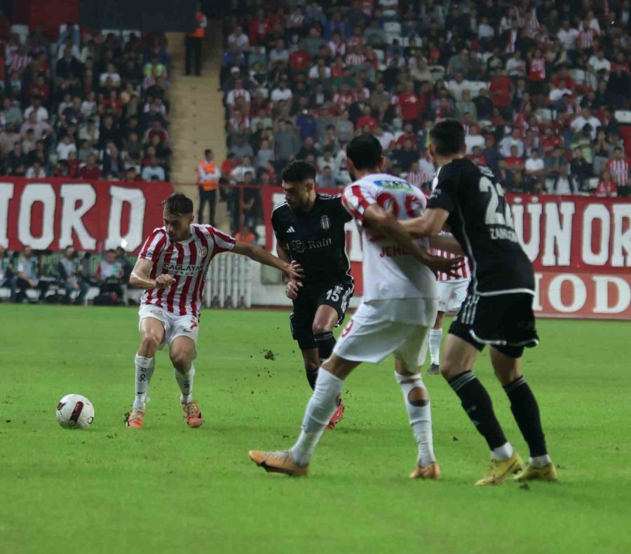 Trendyol Süper Lig: Antalyaspor: 0 - Beşiktaş: 1 (ilk Yarı)