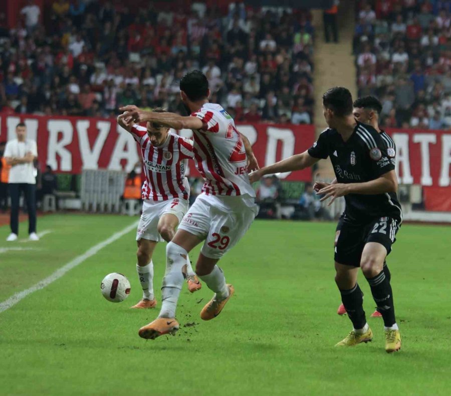 Trendyol Süper Lig: Antalyaspor: 0 - Beşiktaş: 1 (ilk Yarı)