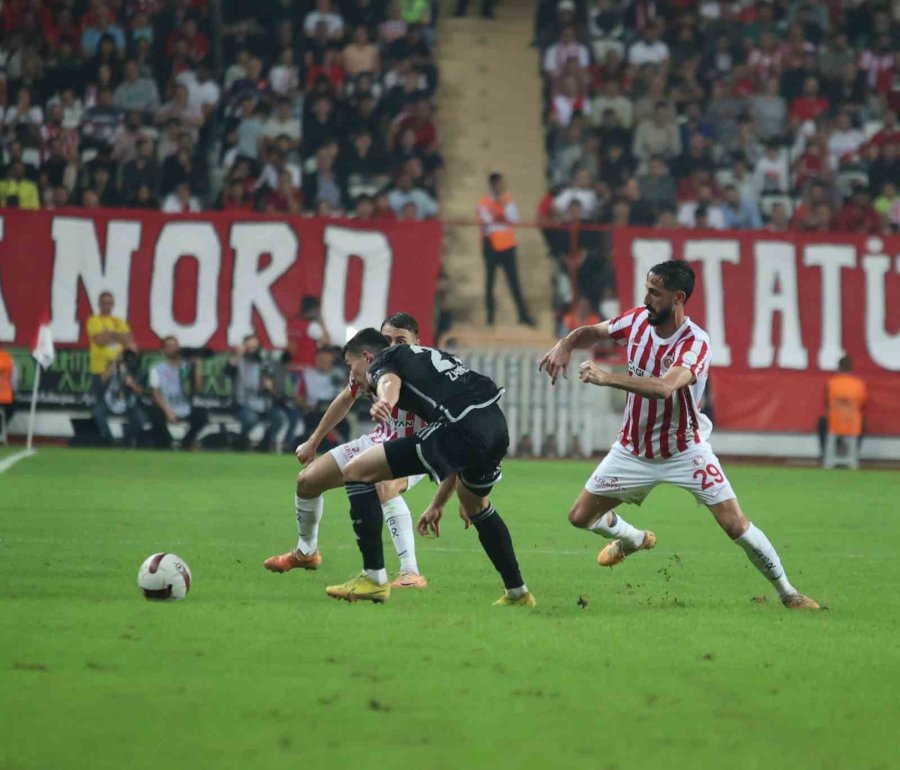 Trendyol Süper Lig: Antalyaspor: 0 - Beşiktaş: 1 (ilk Yarı)