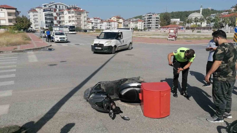 Kavşakta ’u’ Dönüşü Motosiklet Sürücüsünü Hastanelik Etti