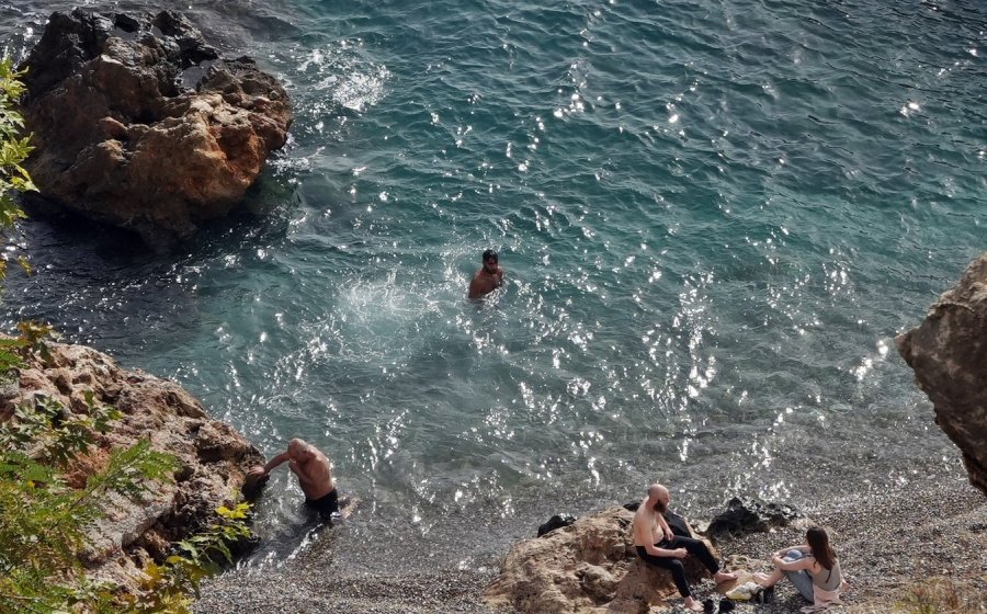 Antalya’da Kasım Ayında Termometreler 30 Dereceyi Gösterdi, Deniz Keyfi Ara Vermedi