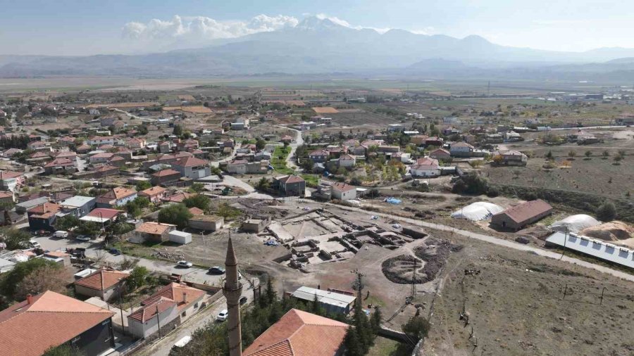 Başkan Büyükkılıç, İncesu’da Yeni Ortaya Çıkan Çıkan Mozaikleri İnceledi