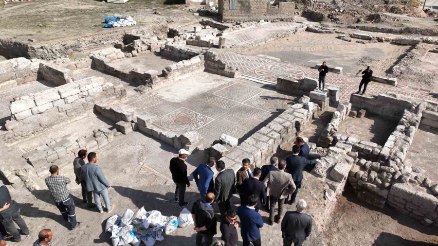 Başkan Büyükkılıç, İncesu’da Yeni Ortaya Çıkan Çıkan Mozaikleri İnceledi