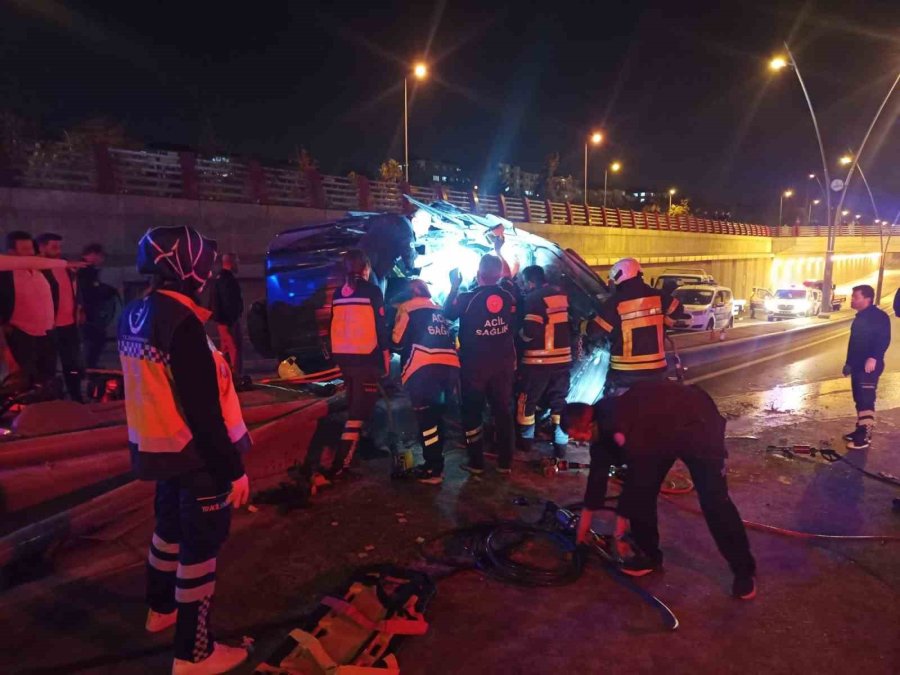 Kazaya Bakmak İsterken Aracı Direğe Çarpıp Takla Attı: 5 Yaralı