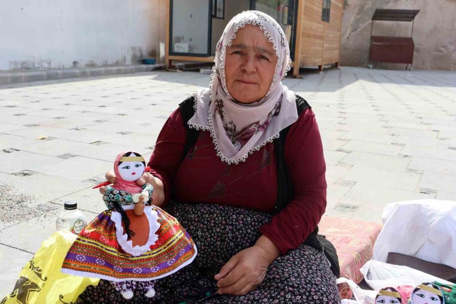 Kızına Yaptığı Bebek 60 Yıldır Mahallelinin Geçim Kapısı Oldu