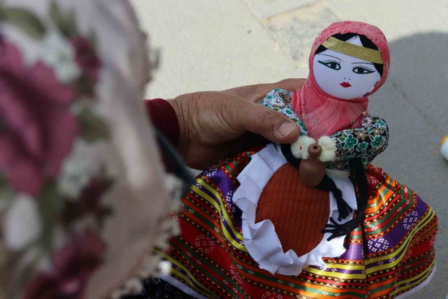 Kızına Yaptığı Bebek 60 Yıldır Mahallelinin Geçim Kapısı Oldu