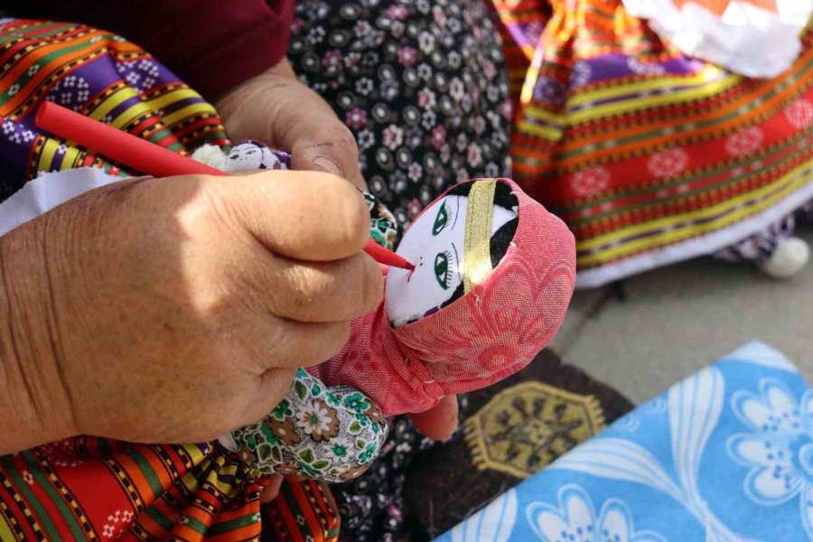 Kızına Yaptığı Bebek 60 Yıldır Mahallelinin Geçim Kapısı Oldu