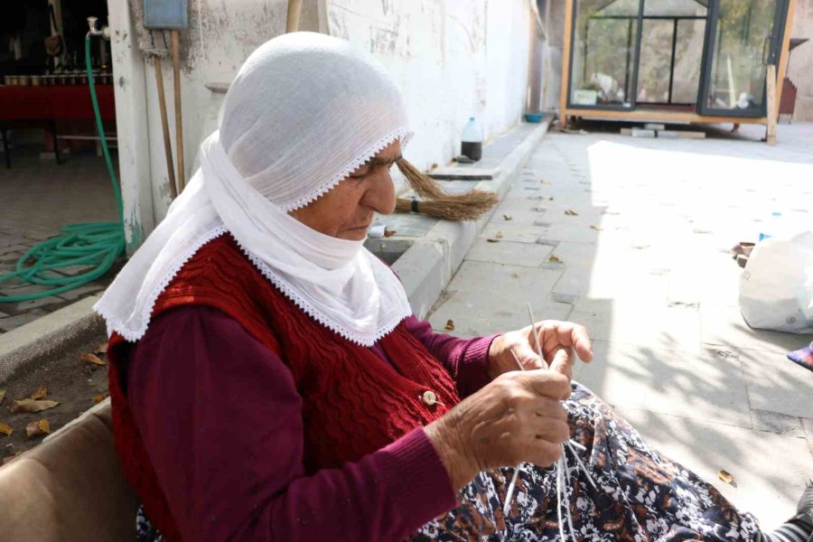 Kızına Yaptığı Bebek 60 Yıldır Mahallelinin Geçim Kapısı Oldu