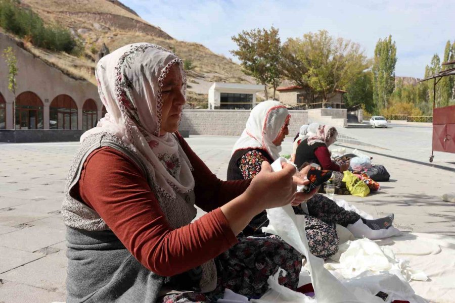 Kızına Yaptığı Bebek 60 Yıldır Mahallelinin Geçim Kapısı Oldu