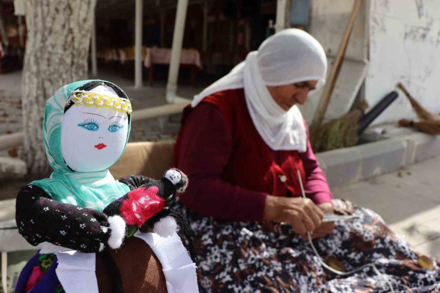 Kızına Yaptığı Bebek 60 Yıldır Mahallelinin Geçim Kapısı Oldu