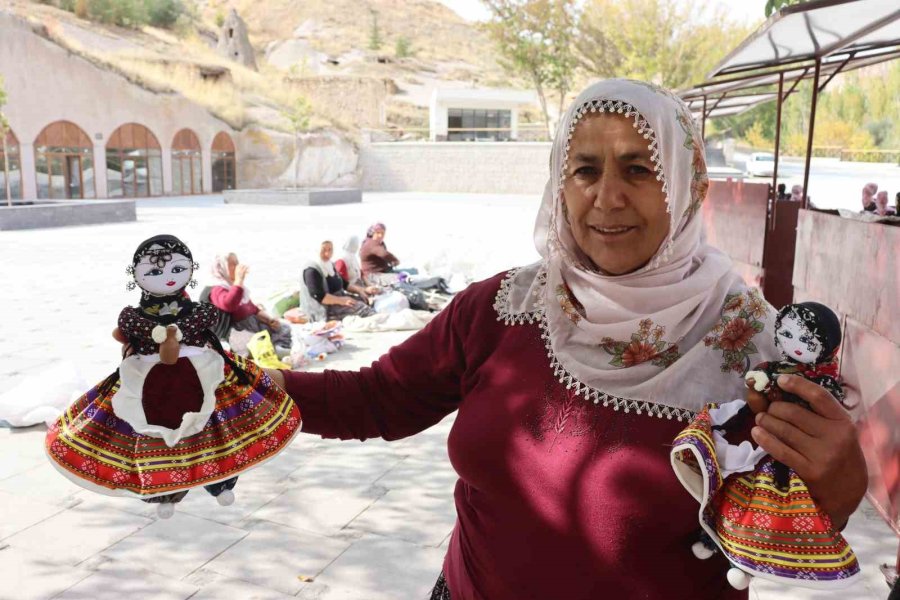 Kızına Yaptığı Bebek 60 Yıldır Mahallelinin Geçim Kapısı Oldu