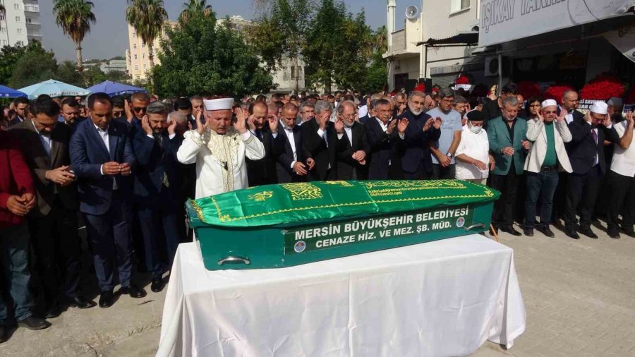 Ankara Üniversitesi Rektörü Ünüvar’ın Vefat Eden Annesi, Eski Bakanların Katılımıyla Uğurlandı