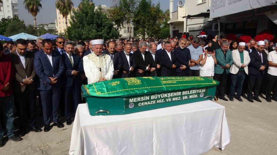 Ankara Üniversitesi Rektörü Ünüvar’ın Vefat Eden Annesi, Eski Bakanların Katılımıyla Uğurlandı