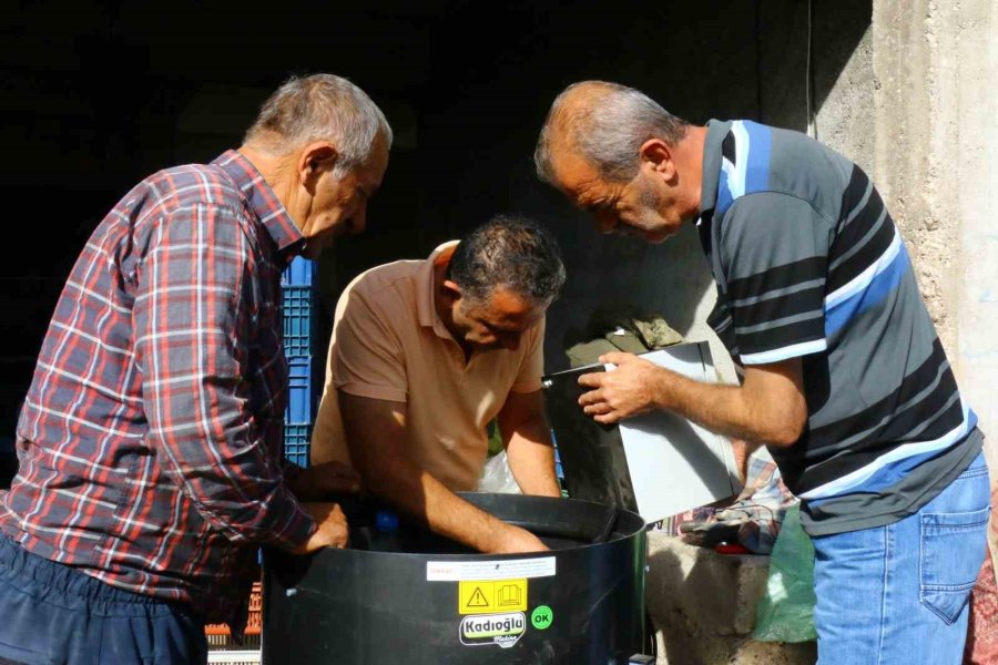 Büyükşehirden Geyikbayırlılara Ceviz Ayıklama Ve Salça Makinesi