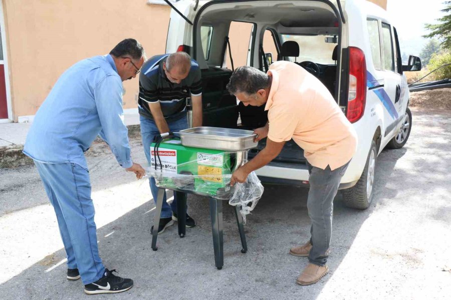 Büyükşehirden Geyikbayırlılara Ceviz Ayıklama Ve Salça Makinesi