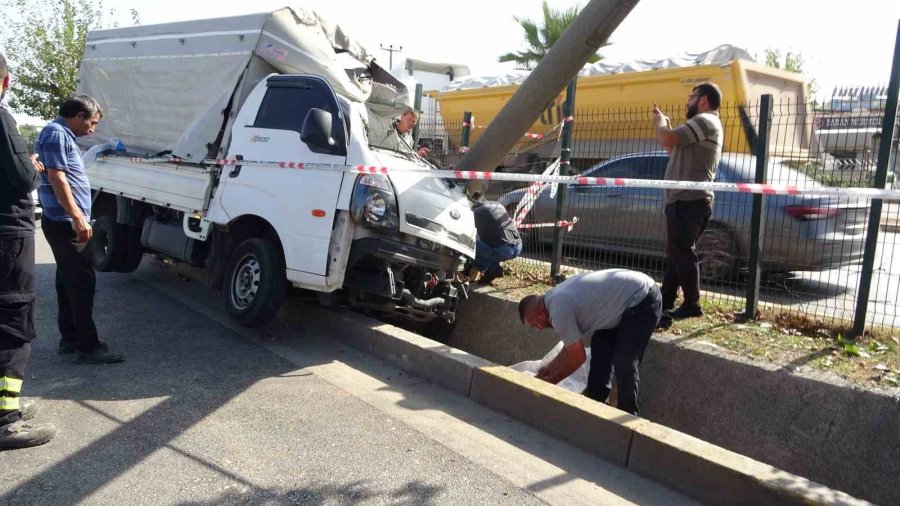 Ceviz Yüklü Kamyonet Beton Bloğa Çarptı, Araçta Sıkışan Genç Sürücü Acı İçerisinde Kıvrandı