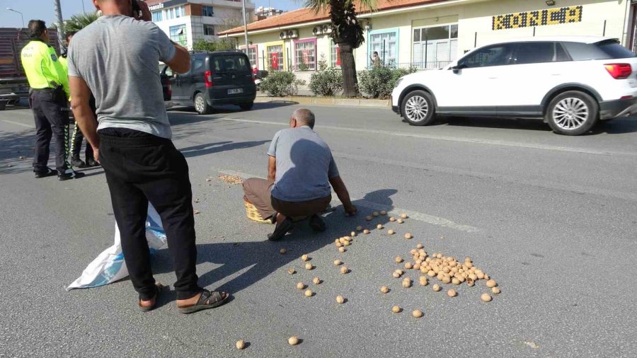 Ceviz Yüklü Kamyonet Beton Bloğa Çarptı, Araçta Sıkışan Genç Sürücü Acı İçerisinde Kıvrandı