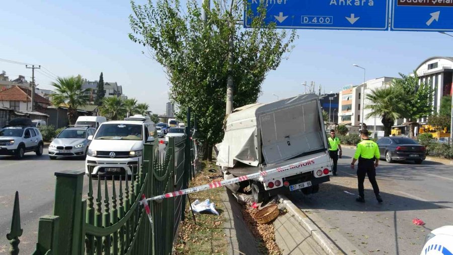 Ceviz Yüklü Kamyonet Beton Bloğa Çarptı, Araçta Sıkışan Genç Sürücü Acı İçerisinde Kıvrandı