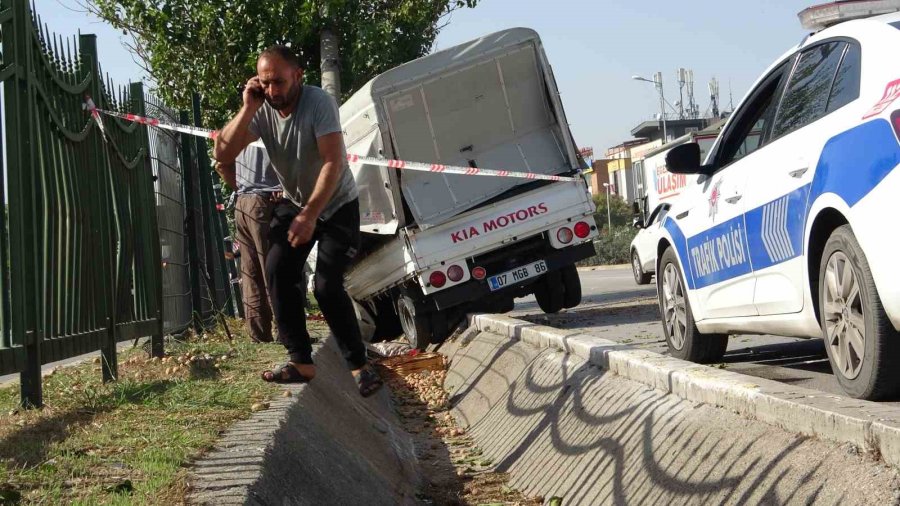 Ceviz Yüklü Kamyonet Beton Bloğa Çarptı, Araçta Sıkışan Genç Sürücü Acı İçerisinde Kıvrandı