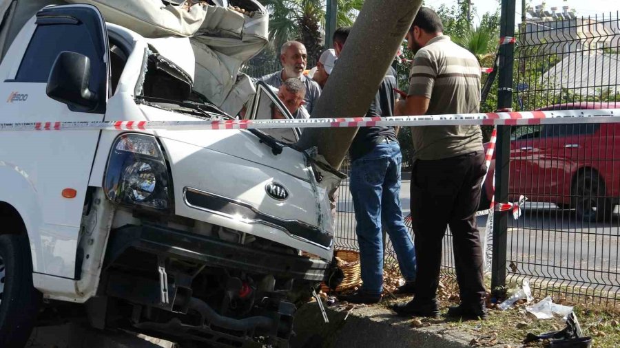 Ceviz Yüklü Kamyonet Beton Bloğa Çarptı, Araçta Sıkışan Genç Sürücü Acı İçerisinde Kıvrandı