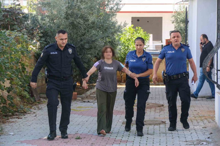 Tahliye Memurlarını Kapısında Görünce Bıçak Ve Satırla Direndi, Polisler Kalkanlarla Balkondan Girdi