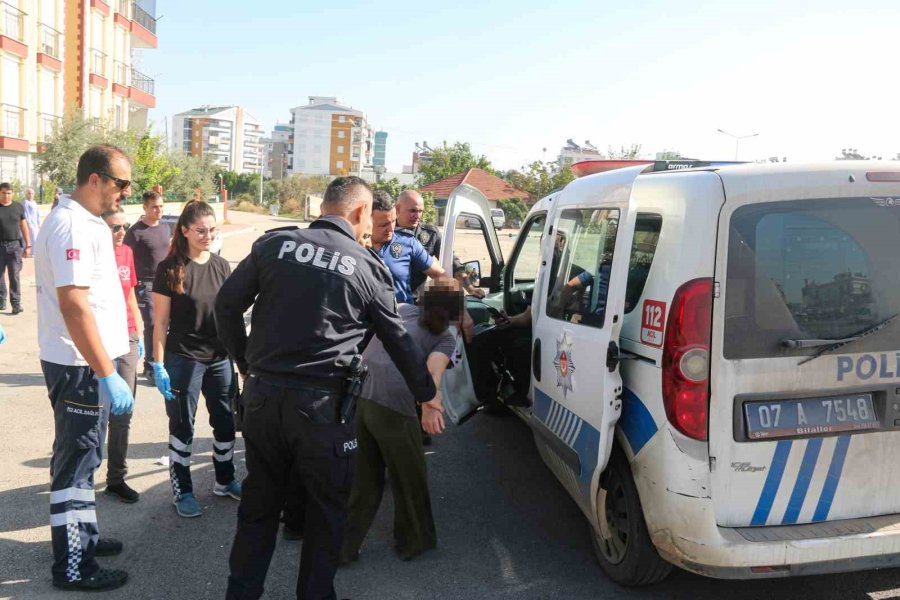 Tahliye Memurlarını Kapısında Görünce Bıçak Ve Satırla Direndi, Polisler Kalkanlarla Balkondan Girdi