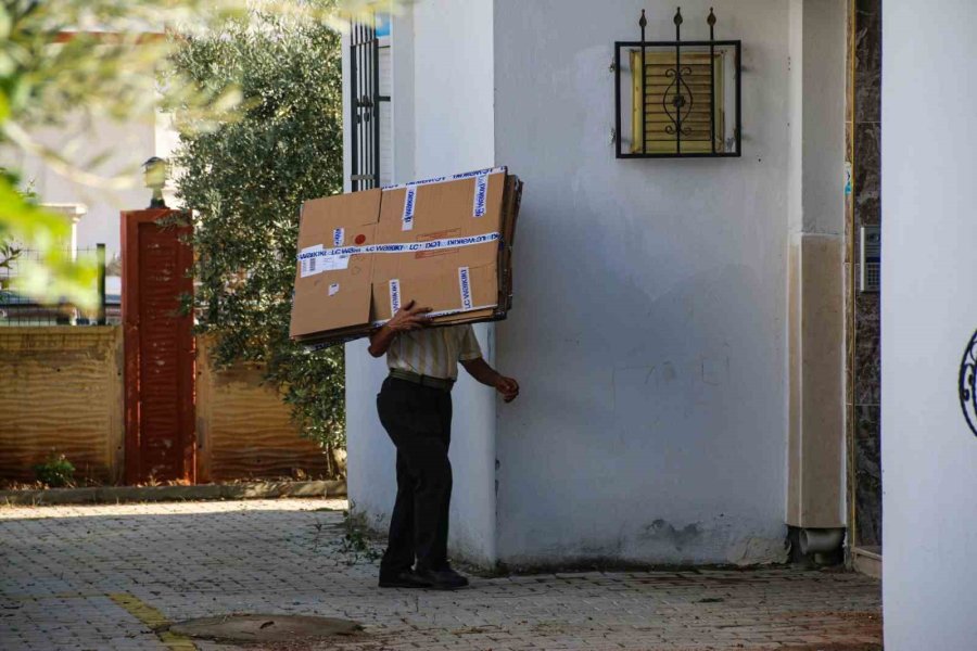 Tahliye Memurlarını Kapısında Görünce Bıçak Ve Satırla Direndi, Polisler Kalkanlarla Balkondan Girdi