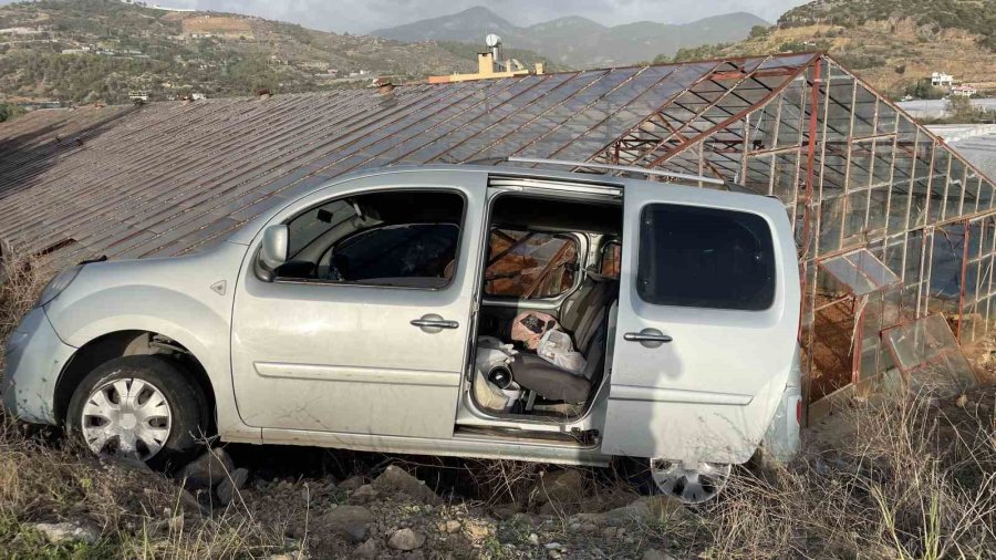 Hafif Ticari Araç Yoldan Çıktı: 2 Yaralı