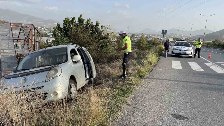 Hafif Ticari Araç Yoldan Çıktı: 2 Yaralı