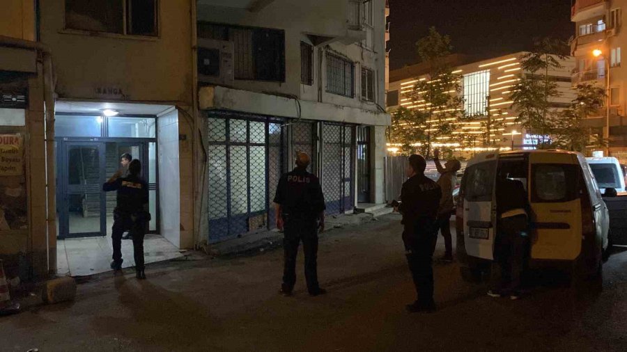 Komşuları Şikayet Etti, Polisler Gelince Kafasına Silah Dayadı